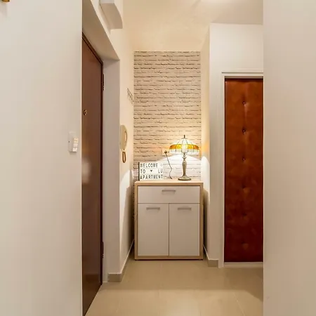 Modern Near The And Center Of Apartment Split
